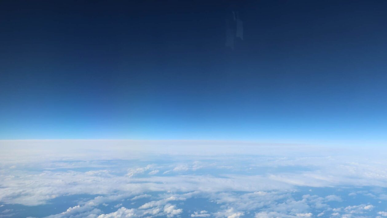 Telescópios futuristas buscarão microrganismos nas nuvens de mundos distantes (Imagem: Canva Pro)