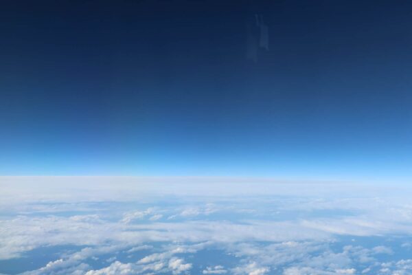 Telescópios futuristas buscarão microrganismos nas nuvens de mundos distantes (Imagem: Canva Pro)