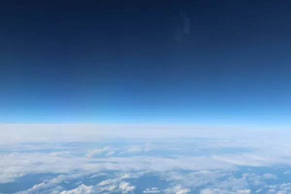 Telescópios futuristas buscarão microrganismos nas nuvens de mundos distantes (Imagem: Canva Pro)
