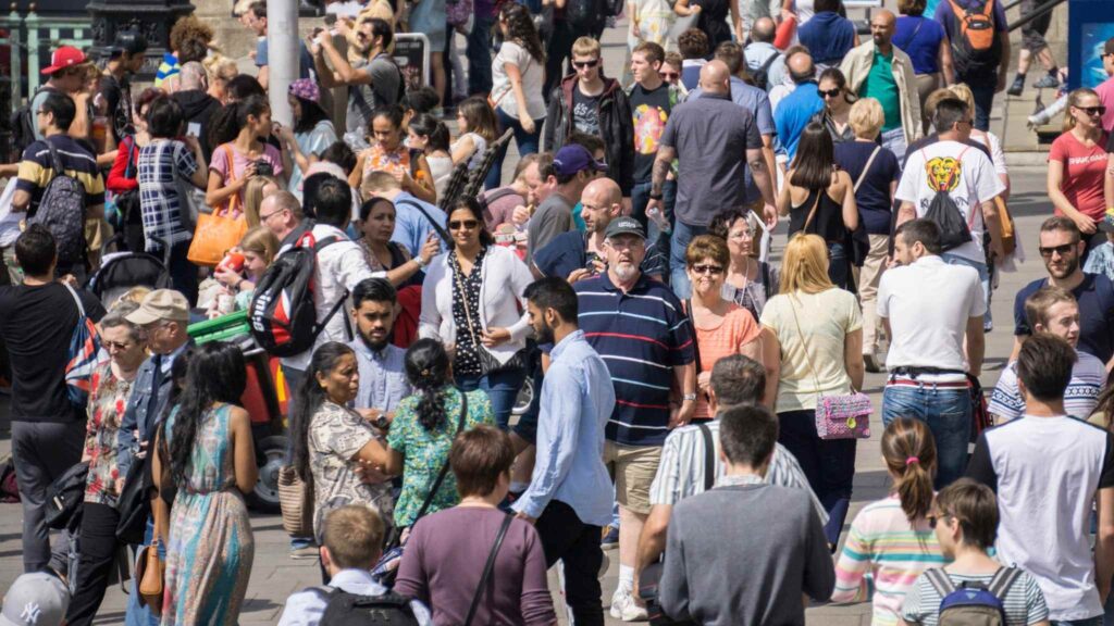 Humanos já pesam 420 milhões de toneladas sobre a Terra (Imagem: Getty Images/ Canva Pro)