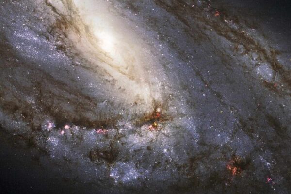 Trilha de gás e poeira indica passagem de objeto massivo cósmico (Imagem: NASA, ESA and the Hubble Heritage)