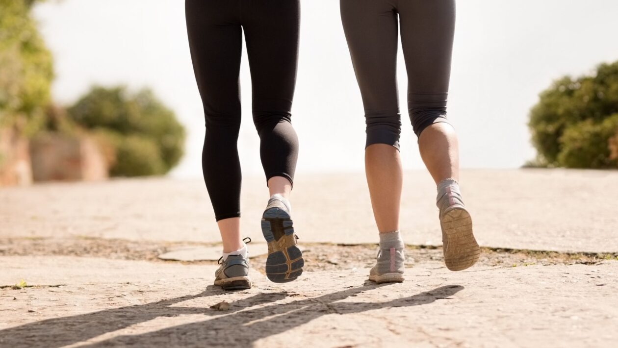Cada passo treina o cérebro para perceber sons com mais atenção. (Foto: Getty Images / Canva Pro)
