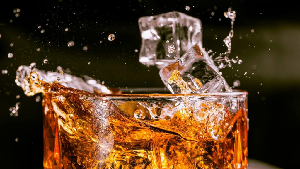 Teste portátil é solução prática contra bebidas contaminadas. (Foto: Pexels via Canva)