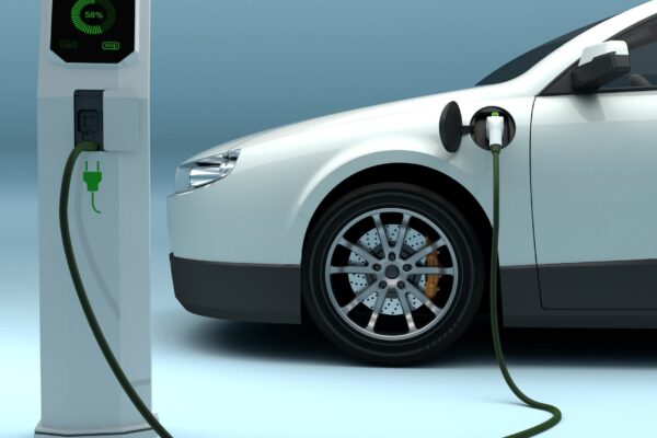 Veículos elétricos se tornam mais limpos que os a gasolina em 2 anos (Imagem: Canva Pro)