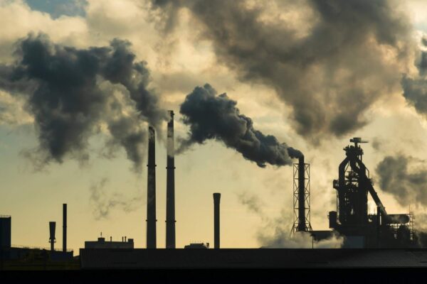 Inovação transforma poluição em combustível para redes de gás (Crédito: Getty Images/ Canva Pro)