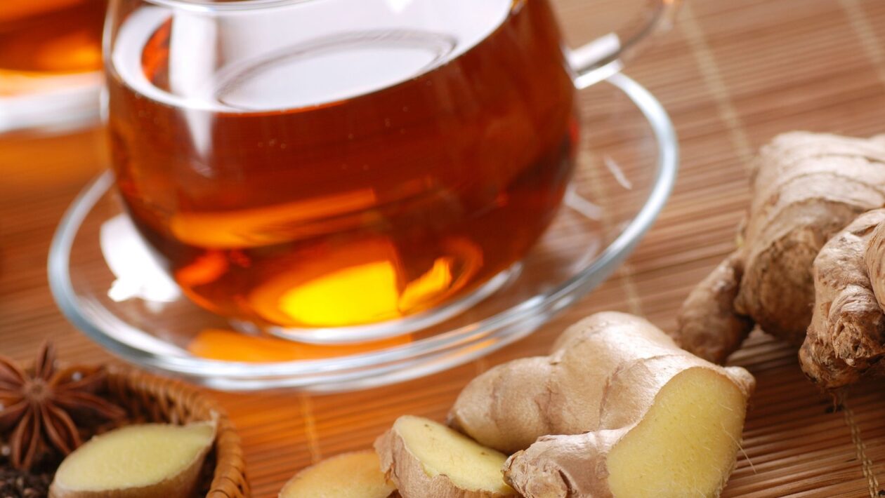 Chá de gengibre alivia dores e inflamação intestinal. (Foto: Getty Images via Canva)