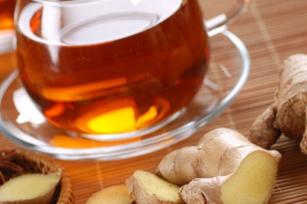 Chá de gengibre alivia dores e inflamação intestinal. (Foto: Getty Images via Canva)