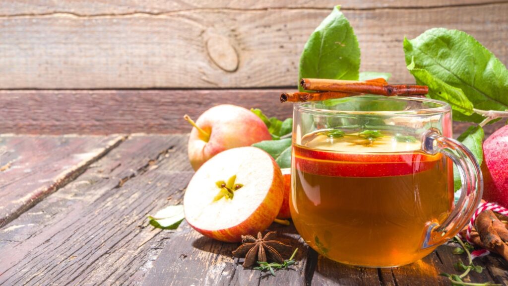 Chá de maçã com canela protege o coração naturalmente. (Foto: Getty Images via Canva)