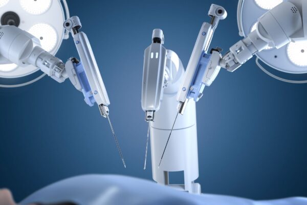 Cirurgia robótica no SUS reduz internação e riscos. (Foto: Phonlamai Photo / Canva Pro)