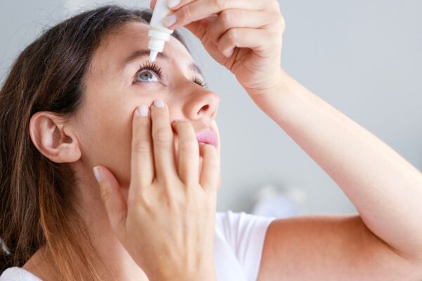 Colírio VIZZ corrige visão de perto sem óculos. (Foto: Getty Images via Canva)