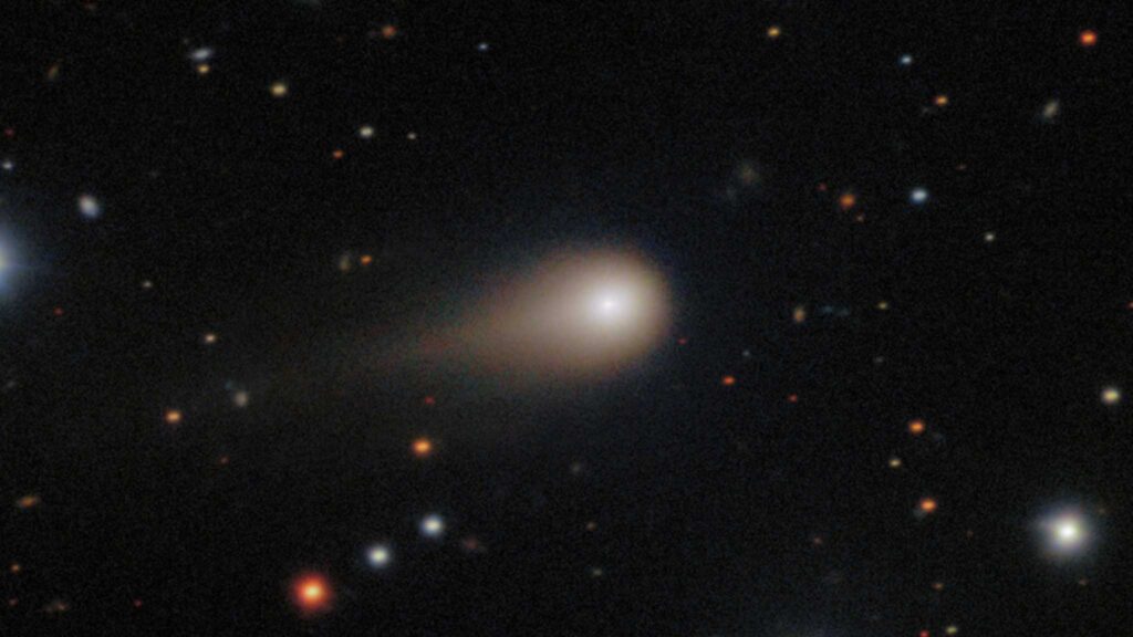 Cometa 3I/ATLAS exibe jato de gás e poeira apontando para o Sol (Imagem: Wikimedia Commons / Autor: International Gemini Observatory/NOIRLab/NSF/AURA/Shadow the Scientist – Licença CC BY-SA 4.0)