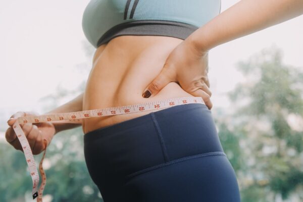 Exercícios ajudam a drenar líquidos do corpo. (Foto: Vecteezy via Canva)