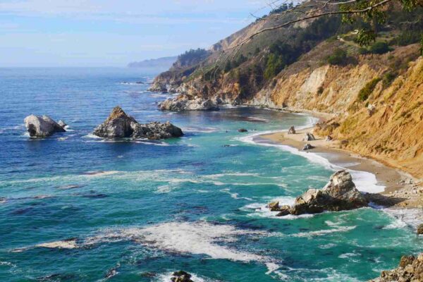 Micróbios marinhos disputam nutrientes e influenciam o clima global (Imagem: Getty Images/ Canva Pro)