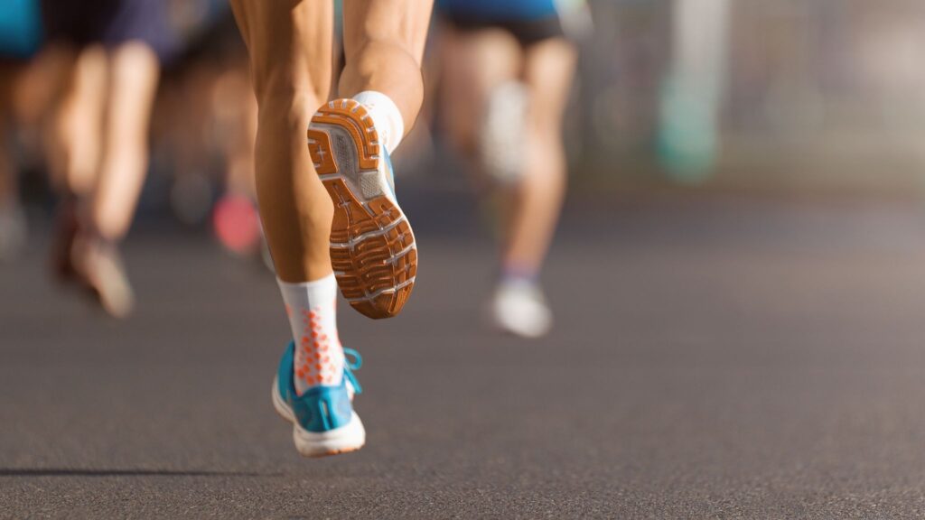 Exercício combate impactos de alimentos ultraprocessados. (Foto: Getty Images via Canva)