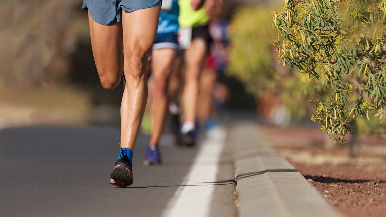 Corrida diária melhora humor e reduz ansiedade. (Foto: Getty Images via Canva)