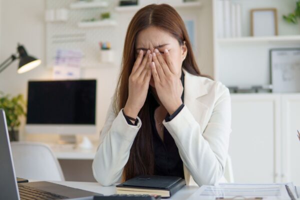 Profissionais recorrem a medicamentos para suportar o estresse. (Foto: Wattanaracha via Canva)