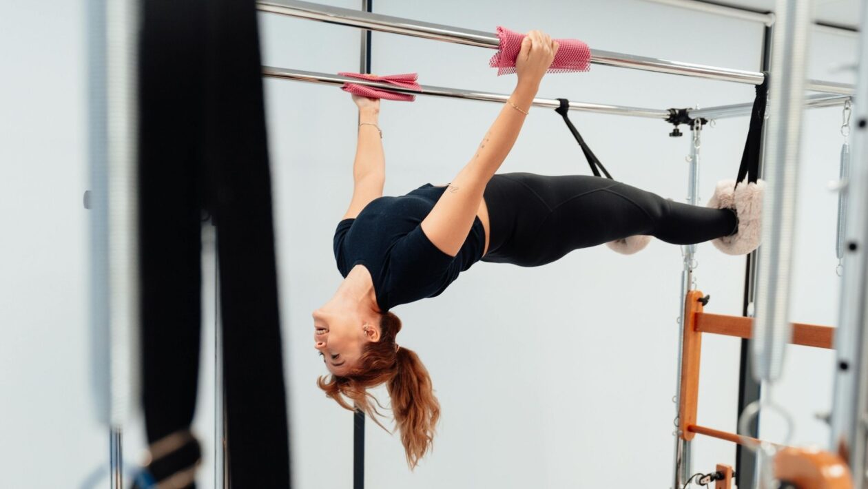 Pilates melhora equilíbrio, força e resistência corporal. (Foto: Pexels via Canva)