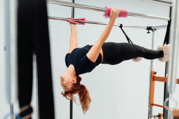 Pilates melhora equilíbrio, força e resistência corporal. (Foto: Pexels via Canva)