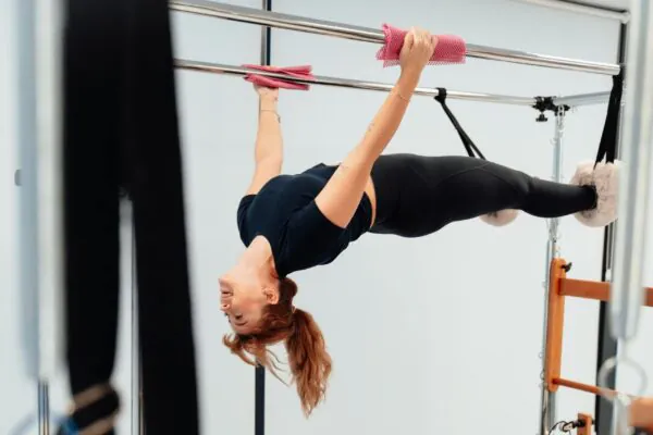 Pilates melhora equilíbrio, força e resistência corporal. (Foto: Pexels via Canva)