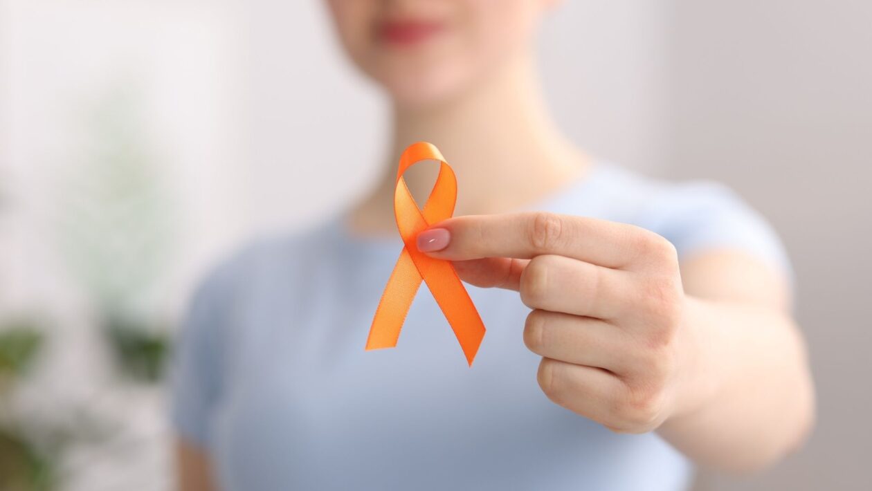 Mulheres têm maior risco de desenvolver esclerose múltipla. (Foto: Africa Images via Canva)