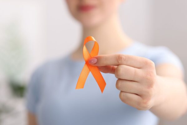 Mulheres têm maior risco de desenvolver esclerose múltipla. (Foto: Africa Images via Canva)