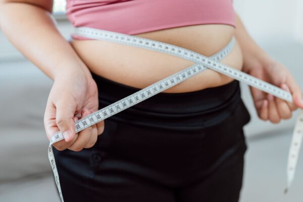 Estresse crônico acelera o acúmulo de gordura corporal. (Foto: Charliepix via Canva)