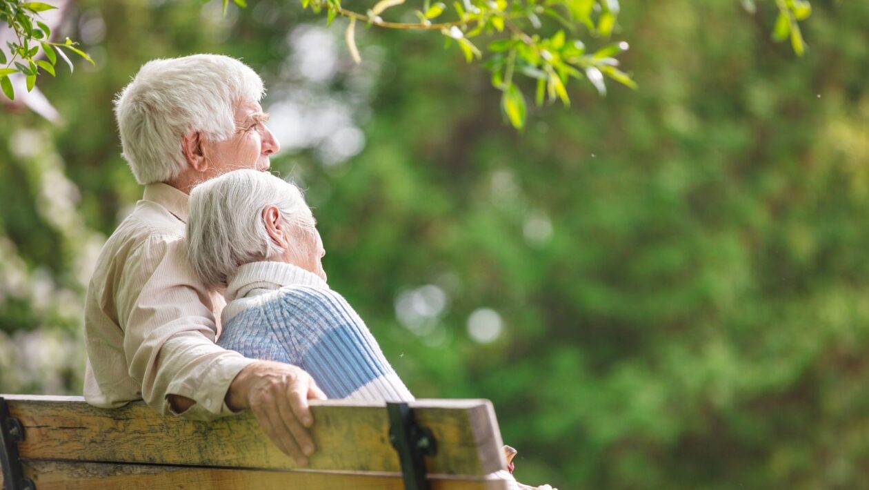 Expectativa de vida mundial volta aos níveis pré-pandemia. (Foto: Getty Images / Canva Pro)