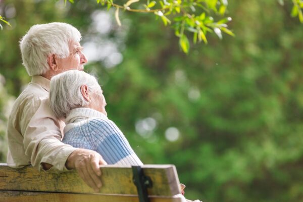 Expectativa de vida mundial volta aos níveis pré-pandemia. (Foto: Getty Images / Canva Pro)