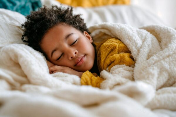 Luz fraca ajuda as crianças a dormirem melhor. (Foto: Hand made font via Canva)