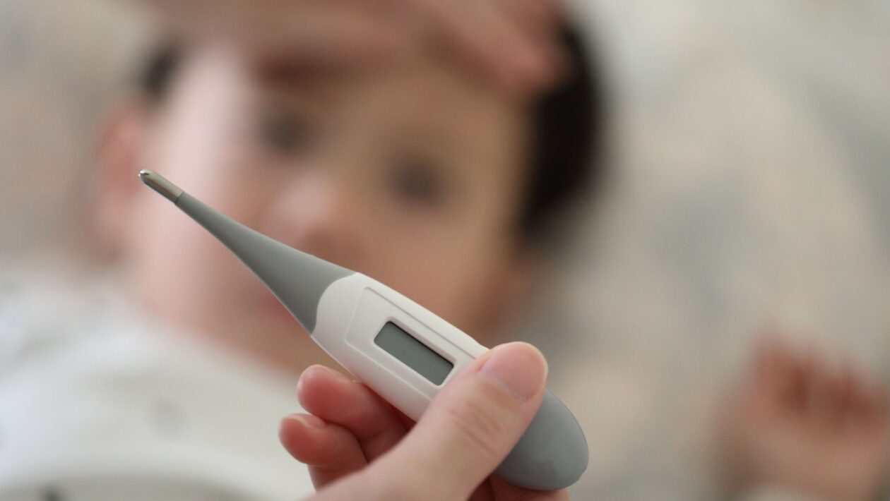 Febre não é doença, mas sinal de defesa do corpo. (Foto: Getty Images via Canva)