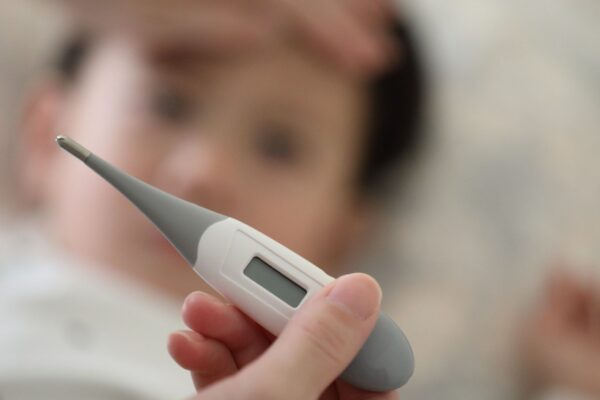 Febre não é doença, mas sinal de defesa do corpo. (Foto: Getty Images via Canva)