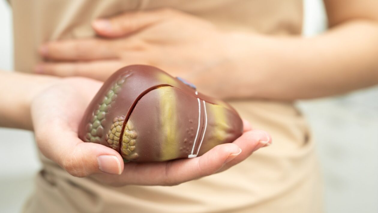 Controle do peso e alimentação protegem a saúde hepática. (Foto: Sasirin Pamai via Canva)