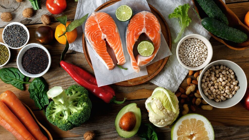 Alimentos certos e perda de peso protegem o fígado. (Foto: Getty Images via Canva)