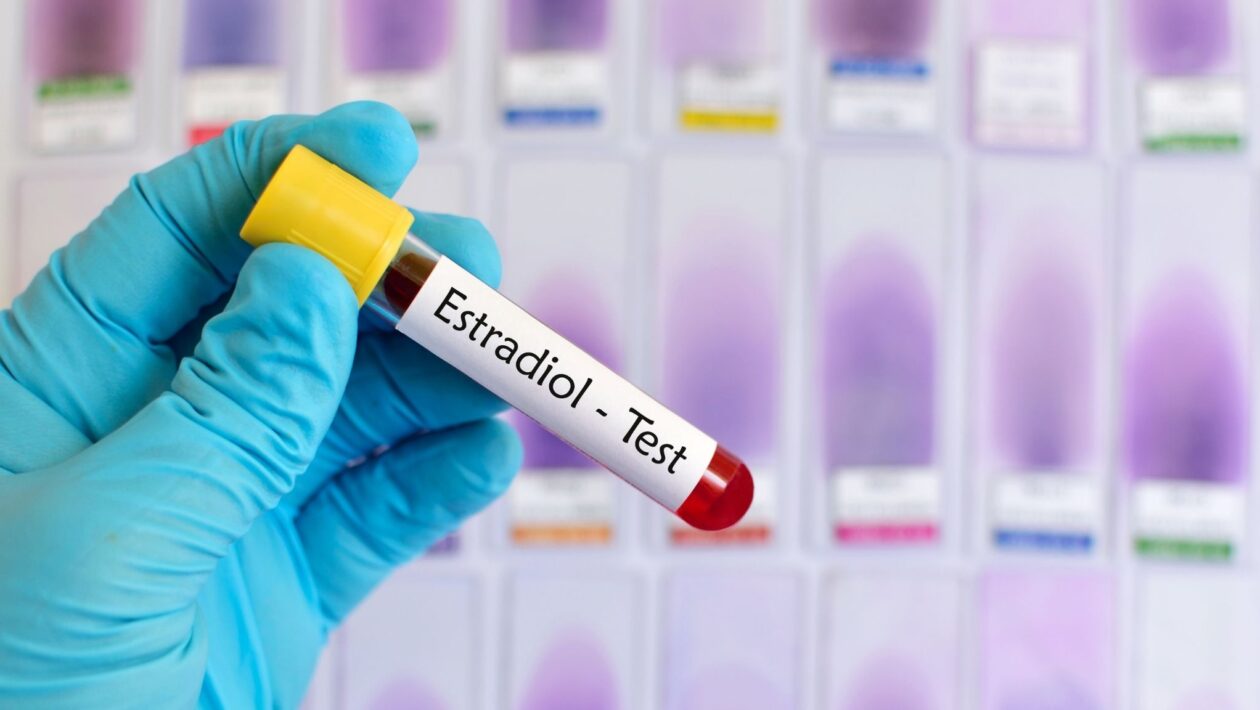 Estradiol se destaca como aliado no combate à EM. (Foto: Getty Images via Canva)