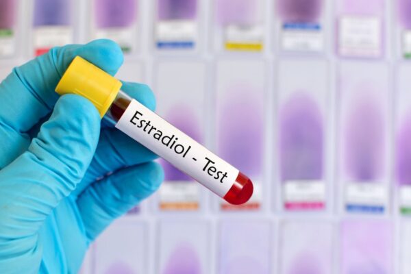 Estradiol se destaca como aliado no combate à EM. (Foto: Getty Images via Canva)