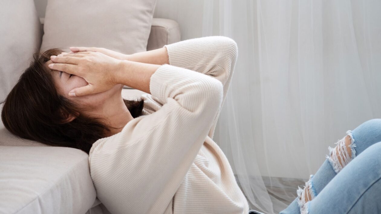 Ciclo menstrual pode aumentar vulnerabilidade à ansiedade. (Foto: Doucefleur's via Canva)