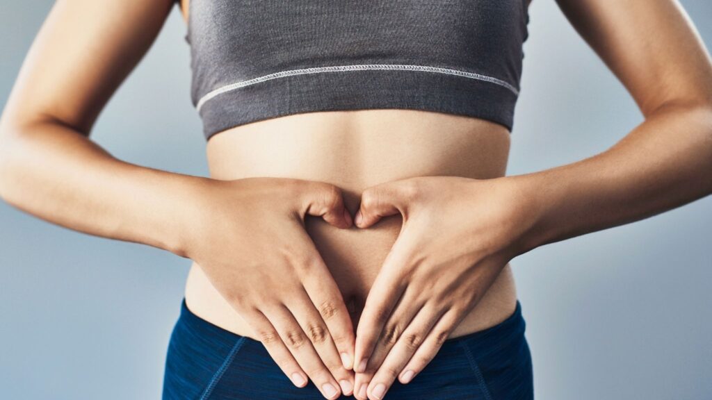 Metabolismo desacelera quando você come antes de dormir. (Foto: Getty Images via Canva)