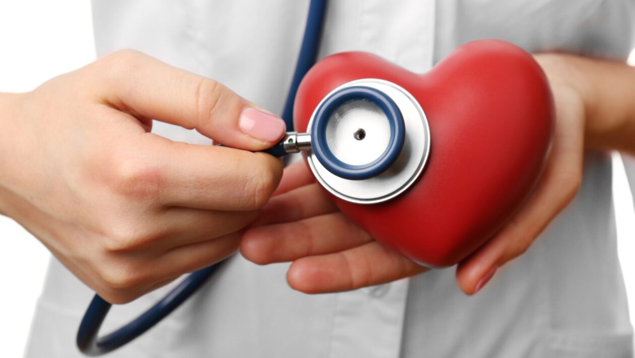 Monitorar Lp(a) ajuda a prevenir doenças do coração. (Foto: Pixelshot via Canva)