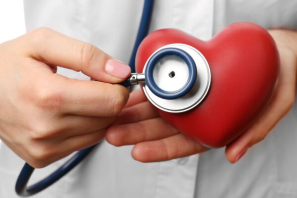 Monitorar Lp(a) ajuda a prevenir doenças do coração. (Foto: Pixelshot via Canva)