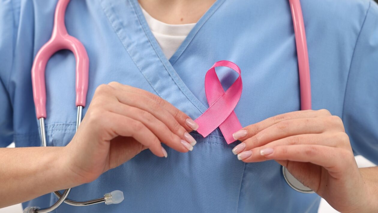Mamografia anual deve começar aos 40 anos. (Foto: Prostock-studio via Canva)