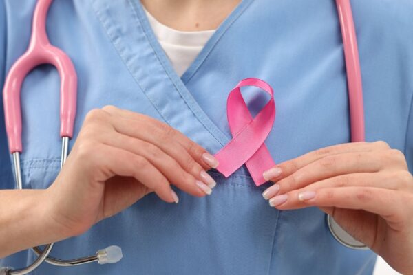 Mamografia anual deve começar aos 40 anos. (Foto: Prostock-studio via Canva)