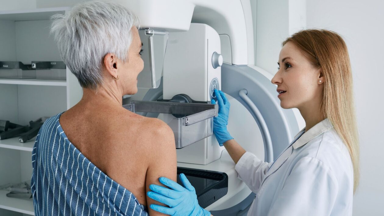 Mamografia em idosas aumenta chances de detecção precoce. (Foto: Science Photo Library / Canva Pro)