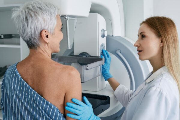 Mamografia em idosas aumenta chances de detecção precoce. (Foto: Science Photo Library / Canva Pro)