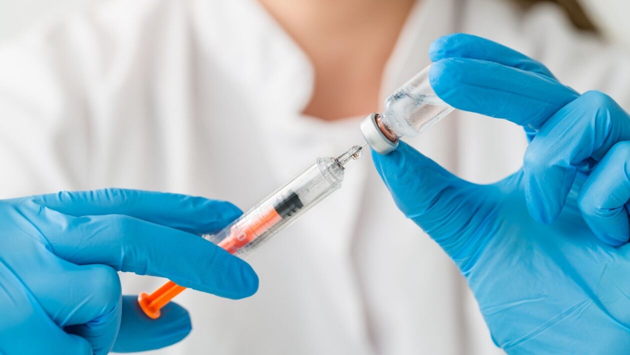 Custo ainda limita acesso ao cabotegravir no Brasil. (Foto: Getty Images / Canva Pro)