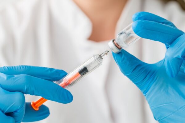 Custo ainda limita acesso ao cabotegravir no Brasil. (Foto: Getty Images / Canva Pro)