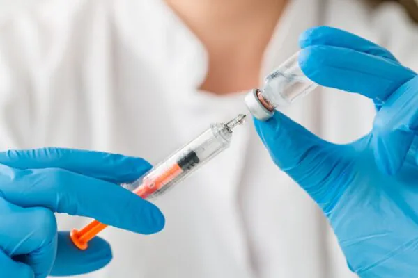 Custo ainda limita acesso ao cabotegravir no Brasil. (Foto: Getty Images / Canva Pro)