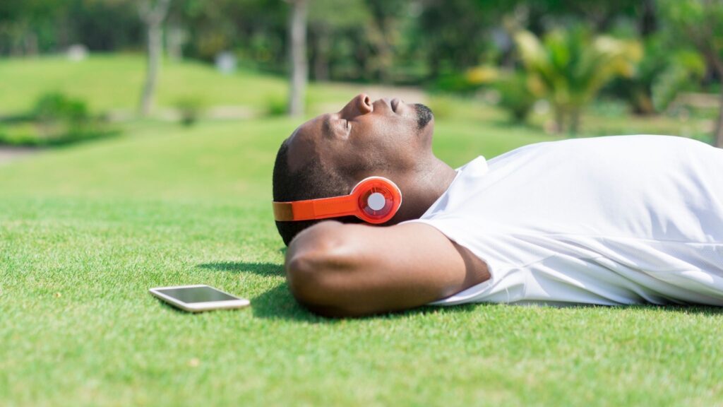 Música conecta passado, presente e emoções profundas. (Foto: Mangostar Studio via Canva)