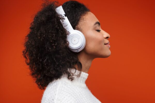 Canções favoritas vêm dos anos de formação da identidade. (Foto: Dean Drobot via Canva)