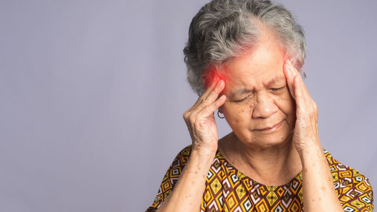 Febre alta e dor de cabeça podem indicar meningite. (Foto: Vecteezy via Canva)