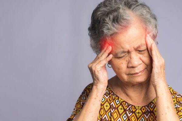 Febre alta e dor de cabeça podem indicar meningite. (Foto: Vecteezy via Canva)